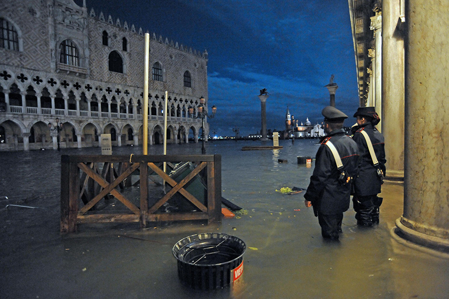 «Πνίγεται» η Βενετία»: Η νύχτα της καταστροφής – Φωτογραφίες από τη χειρότερη πλημμυρίδα εδώ και 50 χρόνια