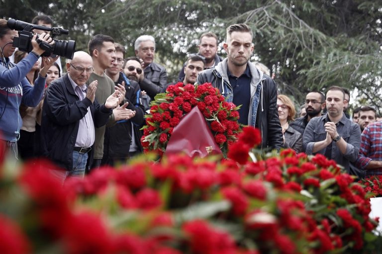 Έκλεισαν οι πύλες του Πολυτεχνείου – Πλήθος κόσμου τίμησε τη φετινή επέτειο