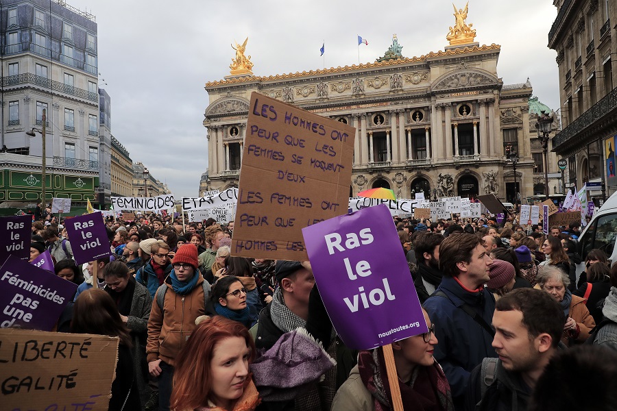 Χιλιάδες άνθρωποι διαδήλωσαν στη Γαλλία για να πουν «όχι» στη βία σε βάρος των γυναικών