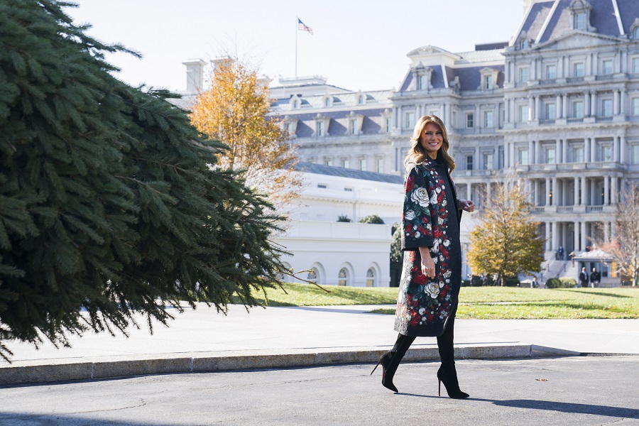 Χριστούγεννα στον Λευκό Οίκο: Η Μελάνια Τραμπ παρουσίασε τον φετινό εντυπωσιακό στολισμό