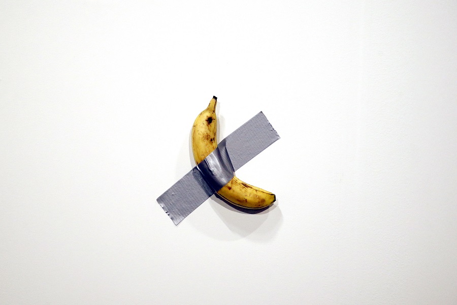 Καλλιτέχνης έφαγε την μπανάνα αξίας 120.000 δολαρίων του Μαουρίτσιο Κατελάν από τον τοίχο γκαλερί στο Μαϊάμι