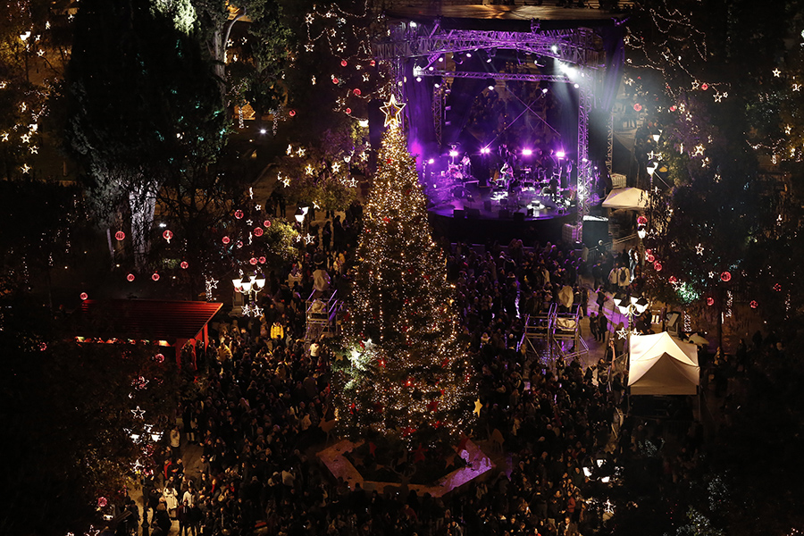 Φωταγωγήθηκε υπό βροχή το χριστουγεννιάτικο δέντρο της πλατείας Συντάγματος (Φωτογραφίες)