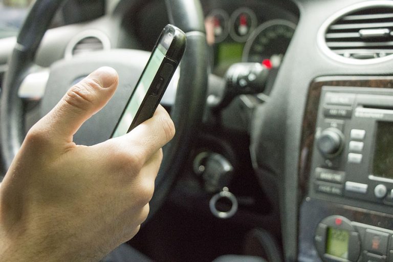 Η χρήση του κινητού κατά την οδήγηση σκοτώνει ολοένα και περισσότερο κόσμο