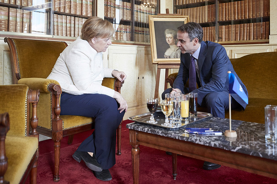 Τα έντονα παράπονα Μητσοτάκη στη Μέρκελ για την απουσία της Ελλάδας στη διάσκεψη του Βερολίνου για τη Λιβύη