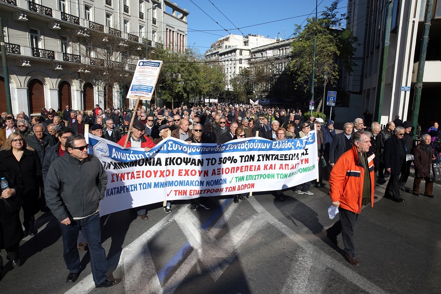 Οι συνταξιούχοι έξω από το ΣτΕ για τα αναδρομικά- Κλειστό το κέντρο