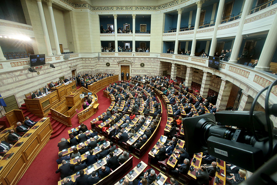 Σύγκρουση πολιτικών αρχηγών στη Βουλή για τα εργασιακά