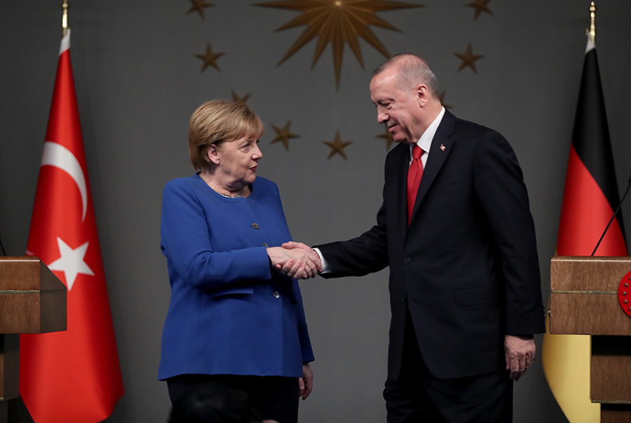 Ο Ερντογάν ζητά τώρα από την Μέρκελ να αλλάξει η συμφωνία με την ΕΕ για το μεταναστευτικό