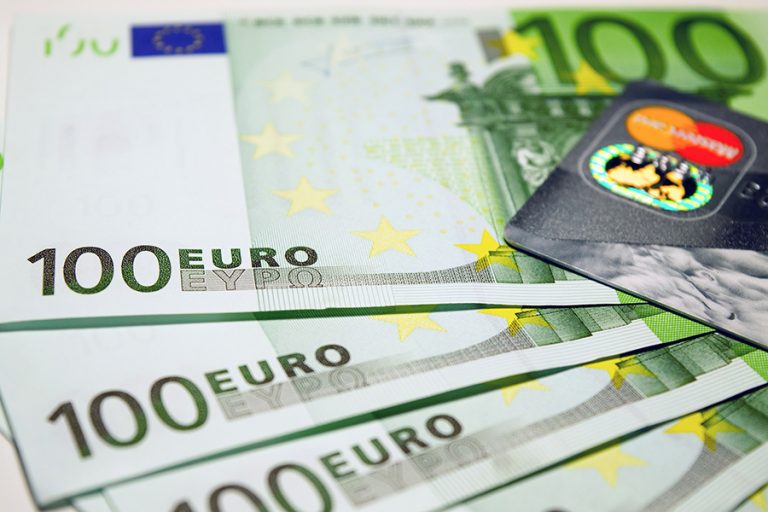 Πάγωμα δανείων για έξι μήνες στις επιχειρήσεις που πλήττονται από τον κορωνοϊό