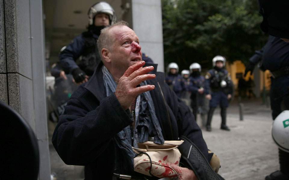 Ακροδεξιοί ξυλοκόπησαν στο Σύνταγμα δημοσιογράφο της Deutsche Welle
