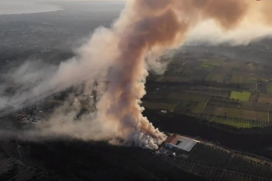 Τοξικό νέφος «πνίγει» την Κόρινθο από τη μεγάλη φωτιά σε εργοστάσιο (Βίντεο)