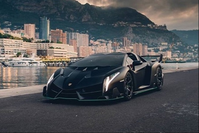 Σπάνια Lamborghini Veneno Roadster βγαίνει «στο σφυρί» στο Παρίσι