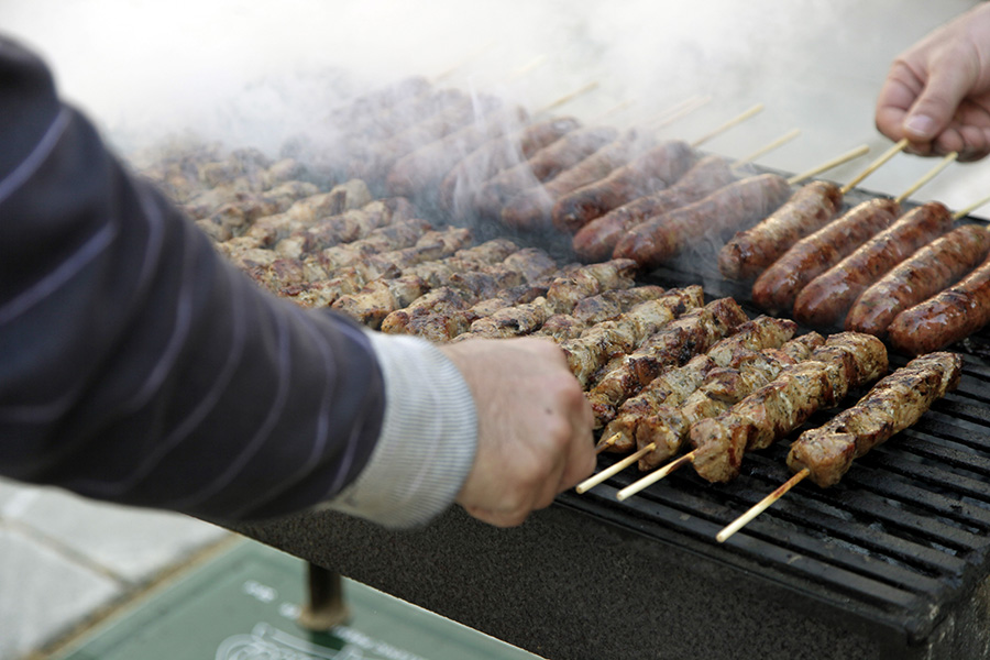 Τσικνοπέμπτη: Πώς προέκυψε και τι συμβολίζει το έθιμο
