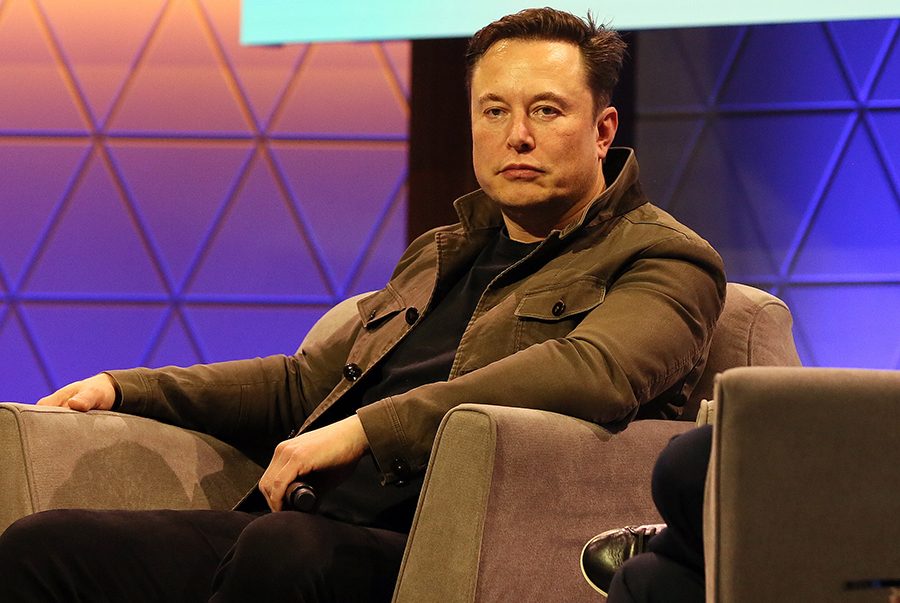 Το Twitter αποφάσισε – Να πουλήσει ο Έλον Μασκ το 10% των μετοχών του στην Tesla