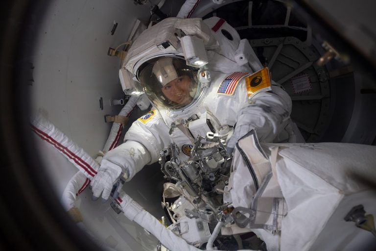 Επέστρεψε στη Γη μετά από 328 ημέρες στο διάστημα η αστροναύτης που έσπασε όλα τα ρεκόρ