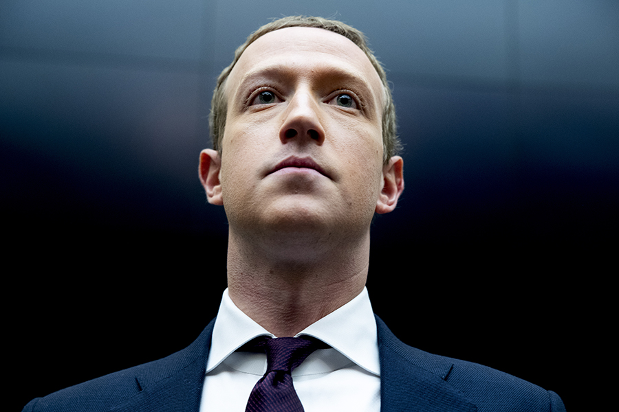 Όσο κι αν χειροτερεύει η κατάσταση με τις αποκαλύψεις για το Facebook, ο Ζούκερμπεργκ παραμένει ακλόνητος
