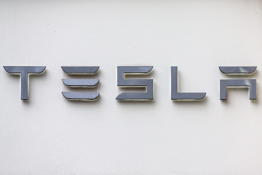 Η Tesla «έβαλε μπρος» την κατασκευή αναπνευστήρων