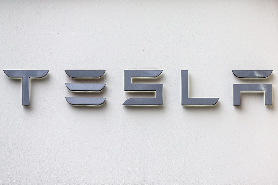 Γιατί η Tesla καλείται να πληρώσει αποζημίωση-μαμούθ σε πρώην υπάλληλό της