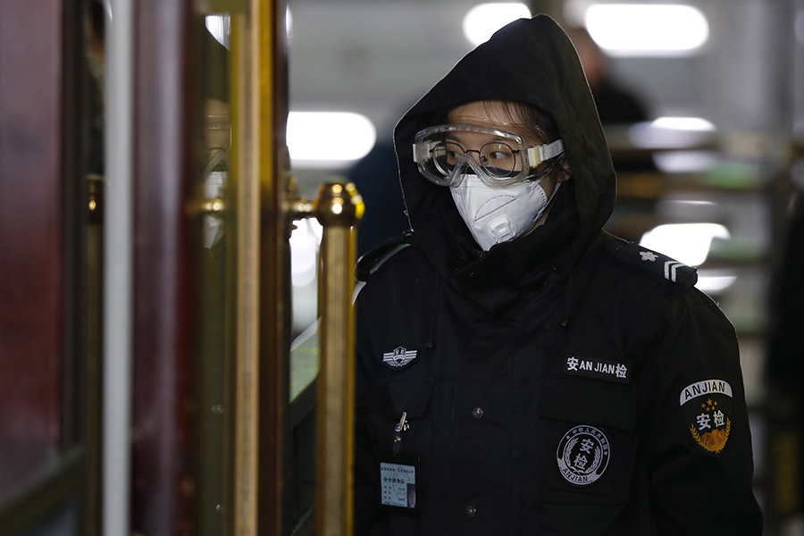 Η Κίνα αναθεωρεί τον αριθμό των νεκρών από τον κορωνοϊό λόγω «διπλών καταχωρήσεων»