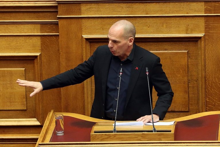 O Γιάνης Βαρουφάκης κατέθεσε στη βουλή τις ηχογραφήσεις των Eurogroup – Τις επέστρεψε ο Κώστας Τασούλας (Βίντεο)