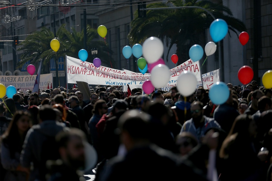 Ολοκληρώθηκαν οι συγκεντρώσεις στο κέντρο της Αθήνας ενάντια στο νομοσχέδιο για το ασφαλιστικό (Φωτογραφίες)