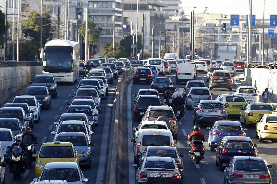 Αναβάλλουν την αγορά νέου αυτοκινήτου έξι στους 10 Ελληνες- Μειώνεται η χρήση των ΜΜΜ