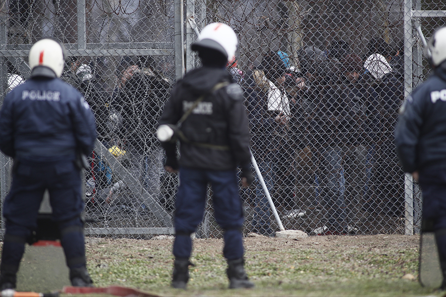 Ενισχύονται τα σύνορα στον Έβρο με αστυνομικές δυνάμεις – Επεισόδια και χρήση χημικών κατά ομάδων μεταναστών