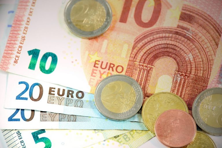 Ποιοι εργαζόμενοι θα δουν μειώσεις στο επίδομα αδείας και το δώρο Χριστουγέννων