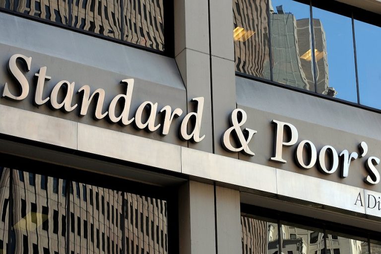 Το μήνυμα της Standard & Poor’s μετά την ξαφνική αναβάθμιση των ελληνικών τραπεζών
