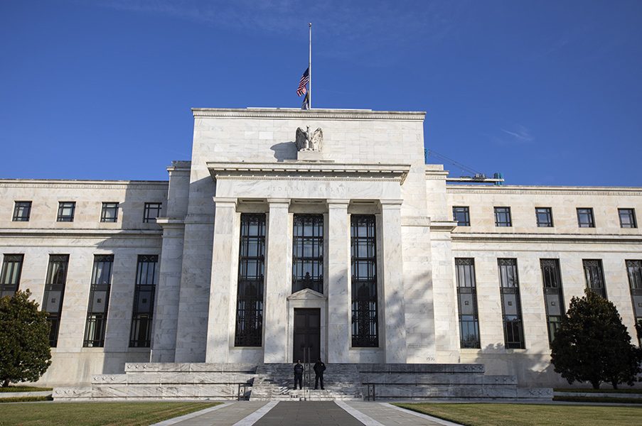 Σε κρίσιμο «τρίλημμα» η Fed, εν μέσω τραπεζικής θύελλας