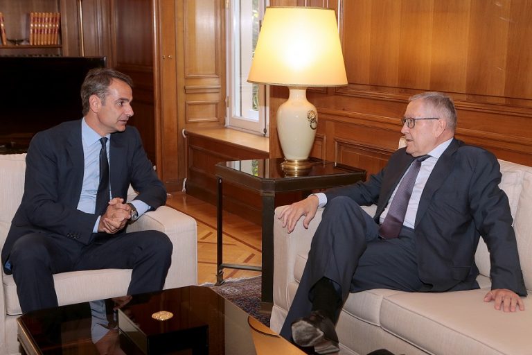 Η επίσκεψη Ρέγκλινγκ στην Αθήνα και τα νέα εμπόδια στη δημοσιονομική πορεία της οικονομίας