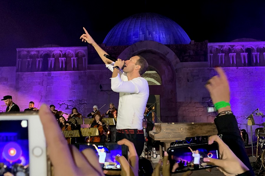 Chris Martin, John Legend και Pink δίνουν συναυλίες… από το σπίτι τους λόγω κορωνοϊού