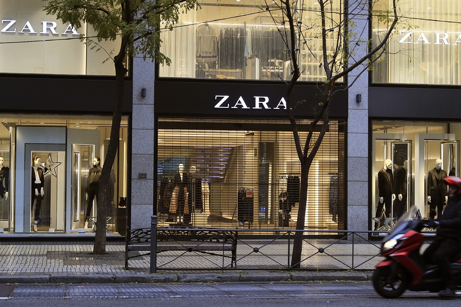 Ισπανία: Η Inditex προωθεί την πολλαπλή χρήση συσκευασιών χρεώνοντας τις χάρτινες σακούλες