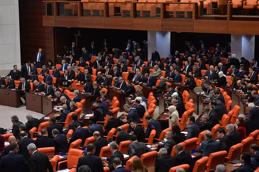 Χαμός στην τουρκική βουλή. Ήρθαν στα χέρια βουλευτές για τον πόλεμο στη Συρία (βίντεο)