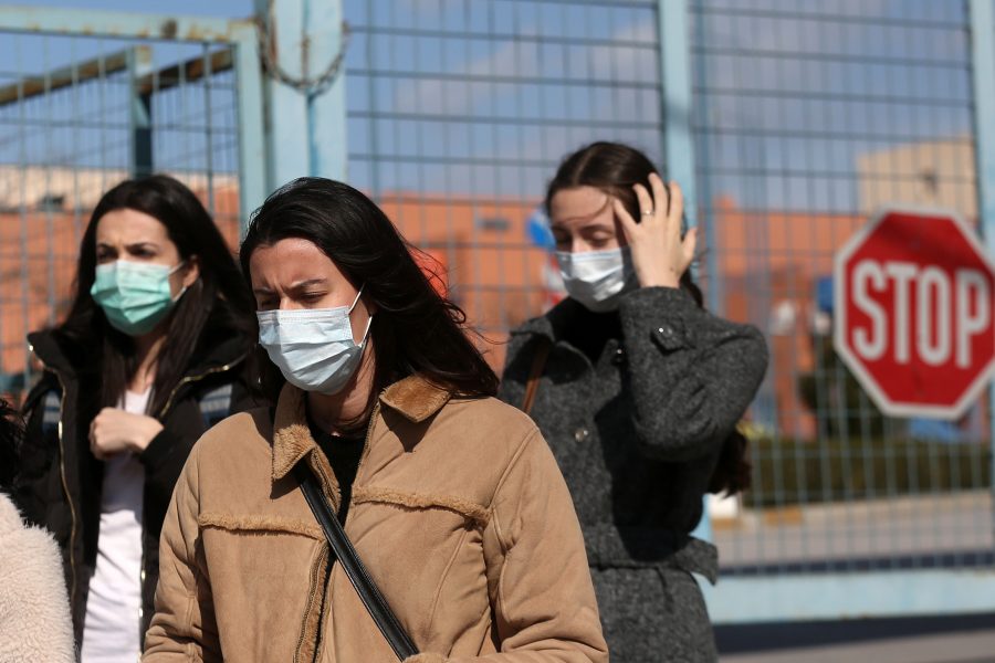 Υπουργείο Υγείας: Όχι σε μάσκες και γάντια σε εξωτερικούς χώρους