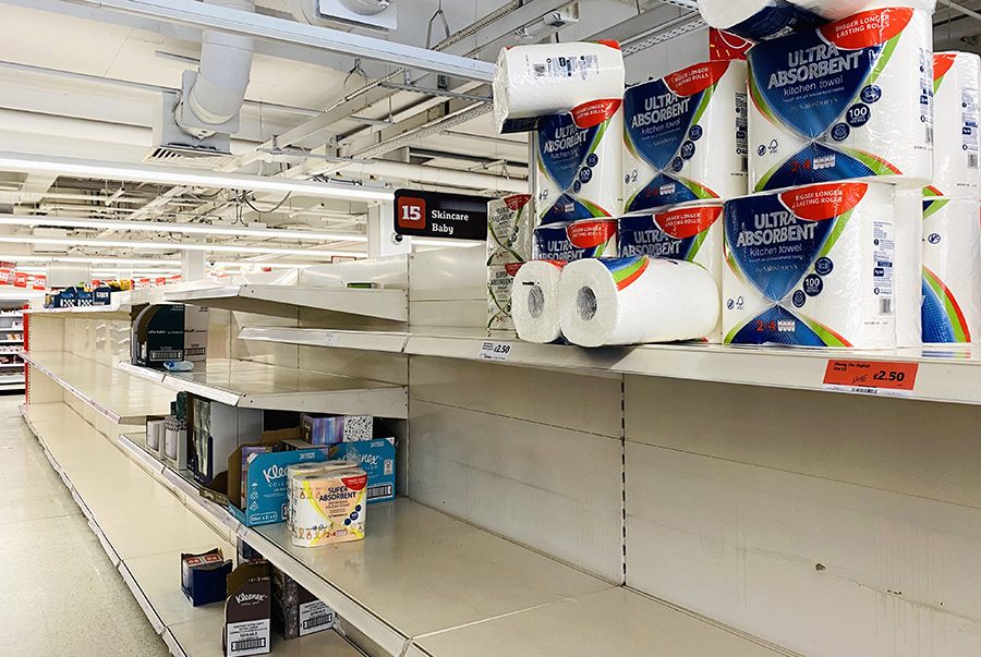 Ο κορωνοϊός μολύνει και τη Βρετανία: Άδειασαν τα ράφια των σούπερ μάρκετ- Η Tesco περιόρισε την αγορά προϊόντων σε μεγάλη ποσότητα