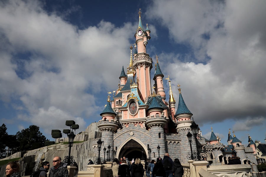 Ο γύρος 12 Disneyland ανά τον κόσμο με ιδιωτικό τζετ έναντι μόνον….110.000 δολαρίων