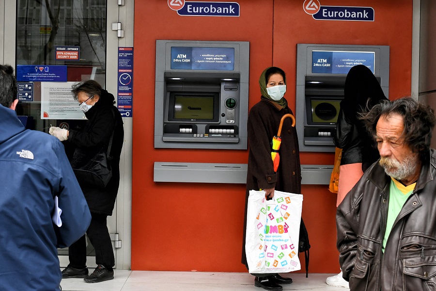 Τέλος οι περιορισμοί πρόσβασης στις τράπεζες – Παραμένει υποχρεωτική η χρήση της μάσκας