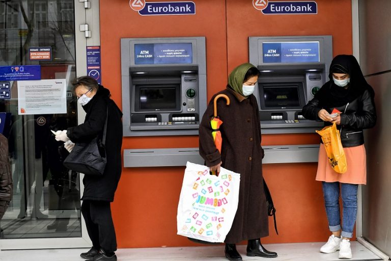 Ποιες συναλλαγές δεν γίνονται στις τράπεζες- Στα ATM οι αναλήψεις μετρητών έως €400