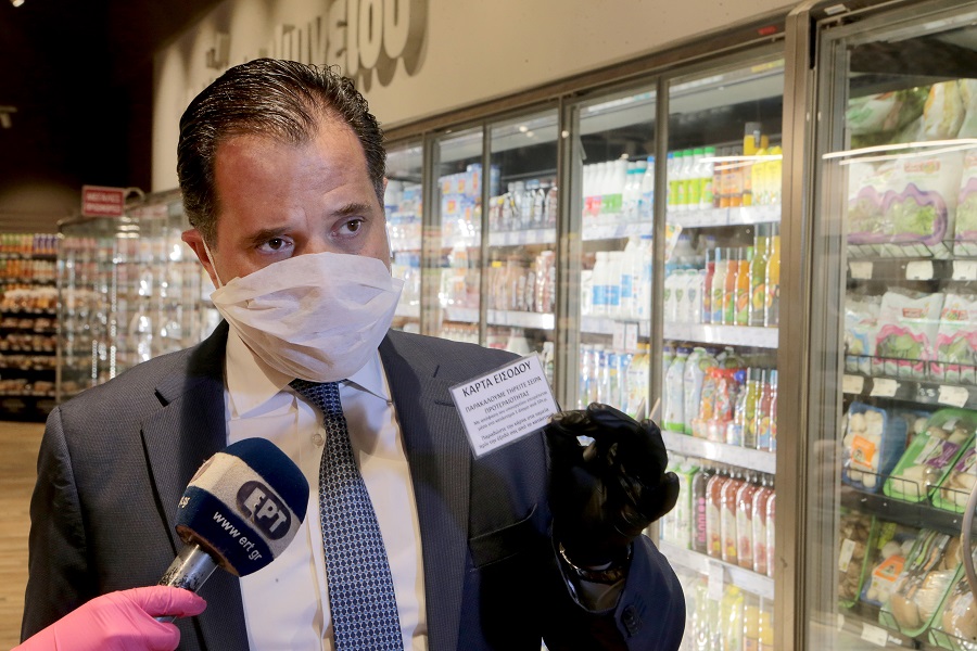 Ο Άδωνις Γεωργιάδης με μάσκα για αυτοψία σε σούπερ μάρκετ- Την Παρασκευή θα ξεκινήσει ο εφοδιασμός της αγοράς