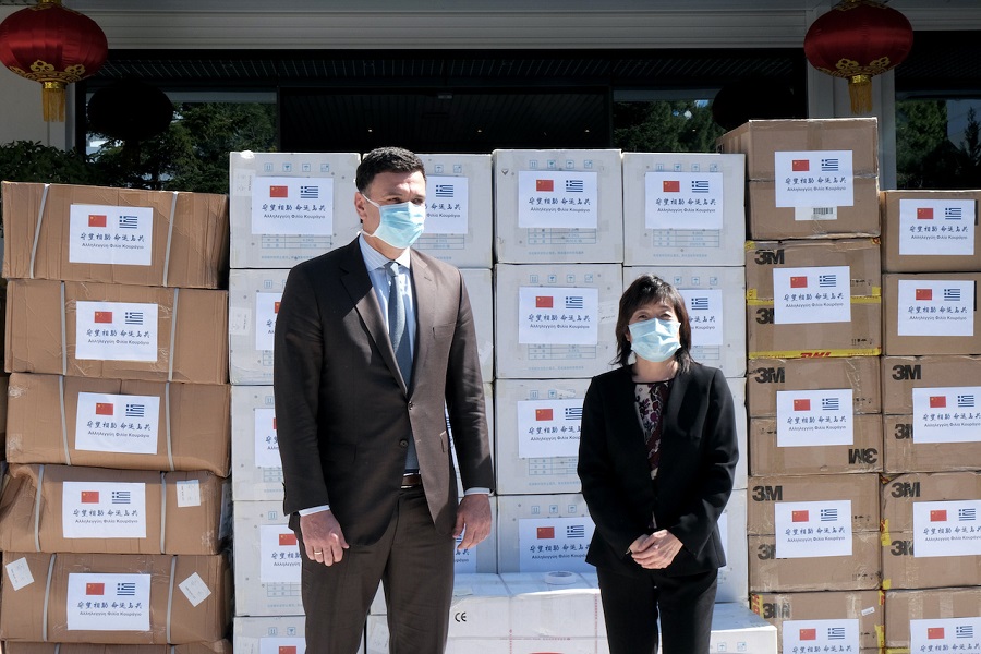 Πενήντα χιλιάδες μάσκες δωρεά από την Κίνα στην Ελλάδα