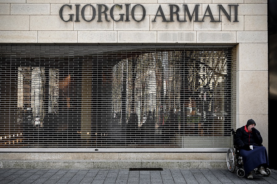 Ο οίκος Armani ρίχνεται στην παραγωγή ιατρικών στολών