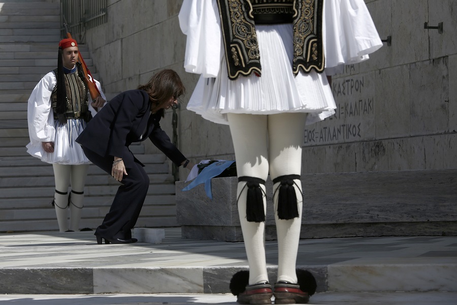 Εορτασμός 25ης Μαρτίου: Κατάθεση στεφάνων από την ΠτΔ και τον πρωθυπουργό στη λιτή τελετή στον Άγνωστο Στρατιώτη