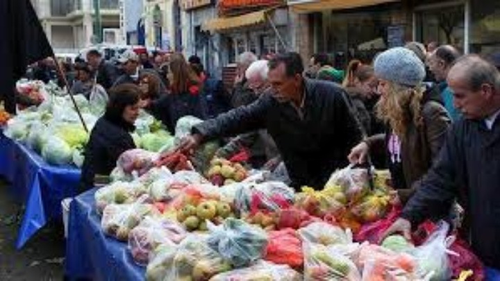 Κορωνοϊός: «Με το γάντι» από αύριο οι καταναλωτές στις λαϊκές αγορές
