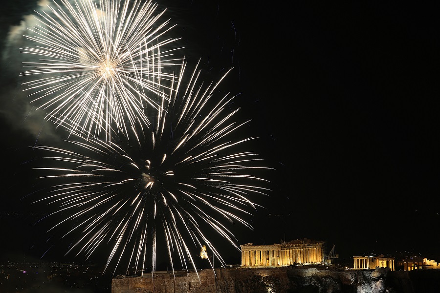 Πυροτεχνήματα σε επτά σημεία της Αθήνας απόψε από τον Δήμο Αθηναίων