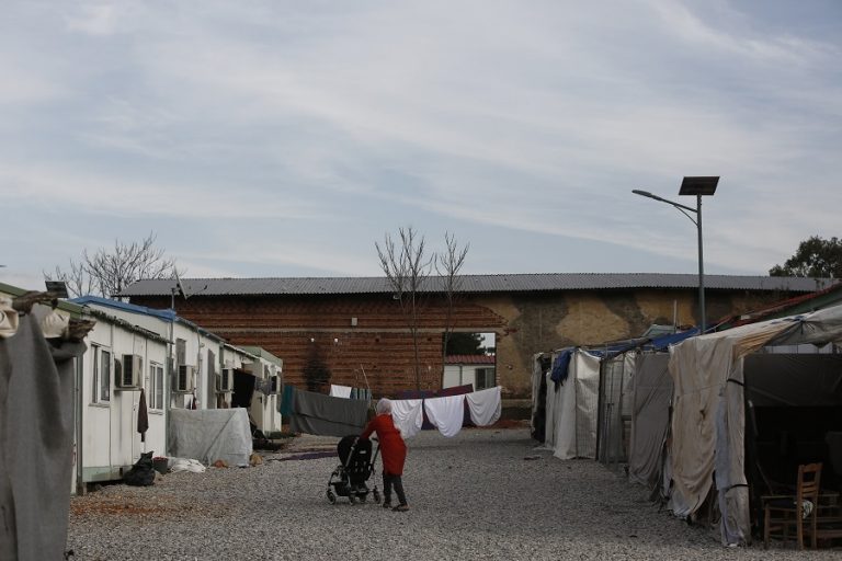 Συναγερμός στις Αρχές: Έσπασαν την καραντίνα τέσσερα άτομα από τη δομή στη Μαλακάσα