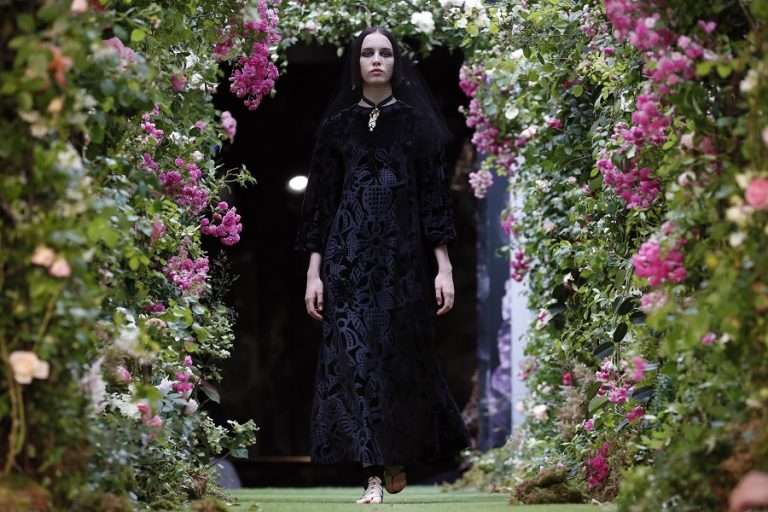 Η ανοιξιάτικη καμπάνια του Dior «υμνεί» τη μαγεία της φύσης