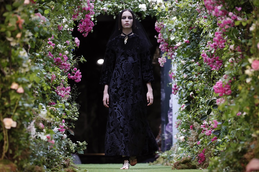 Η ανοιξιάτικη καμπάνια του Dior «υμνεί» τη μαγεία της φύσης