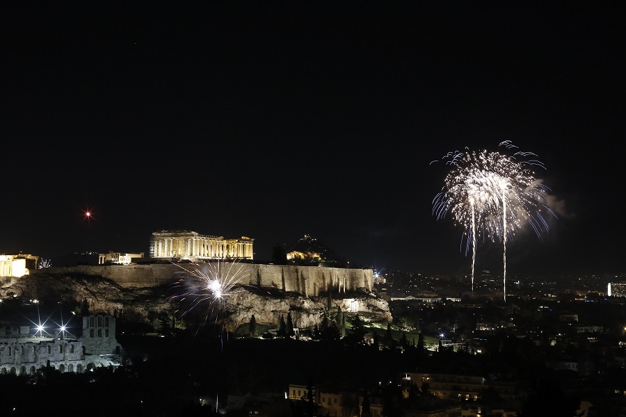 Κορωνοϊός: Πώς γιόρτασαν οι Έλληνες την Ανάσταση στα μπαλκόνια