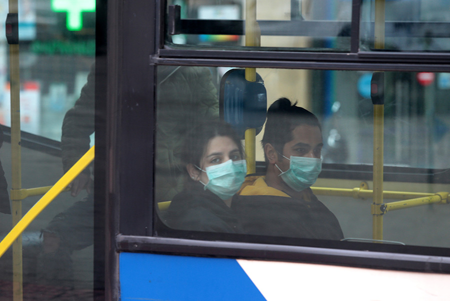 Πού συνεχίζει να είναι υποχρεωτική η μάσκα και ποια είναι τα πρόστιμα για τους «ανυπάκοους»