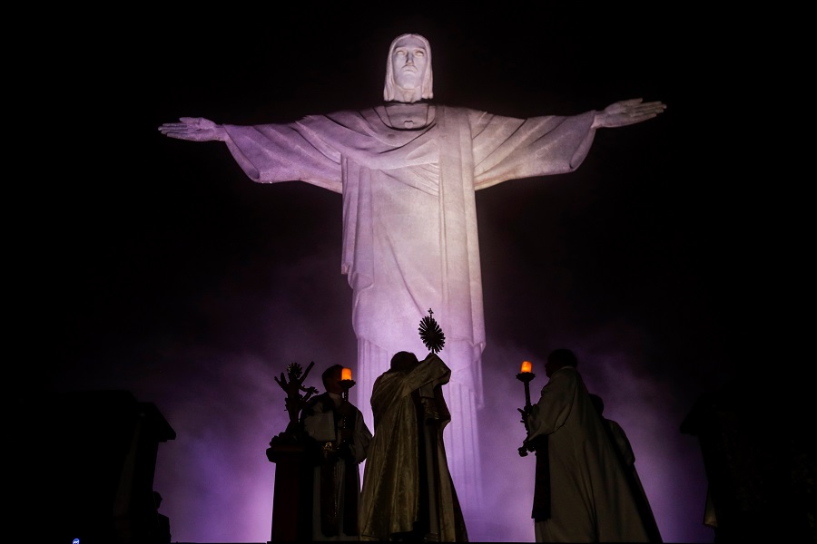 Εντυπωσιακό βίντεο στη Βραζιλία: «Έντυσαν» το Άγαλμα Χριστού στο Ρίο γιατρό